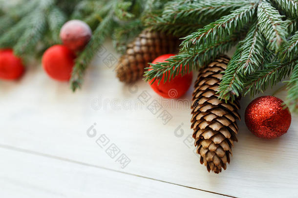 圣诞树树枝上<strong>有</strong>圆锥形，圣诞装饰品上<strong>有</strong>白色的木制纹理，为<strong>您</strong>的设计做好准备