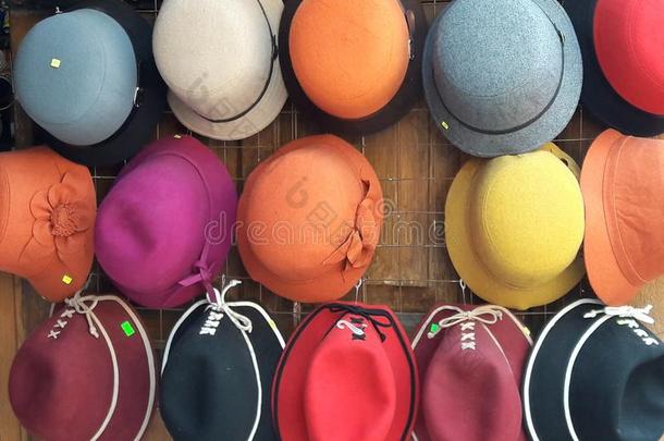 五颜六色的彩虹收集帽子在零售商店<strong>展示</strong>橙色，<strong>蓝色</strong>，红色，黄色和紫色