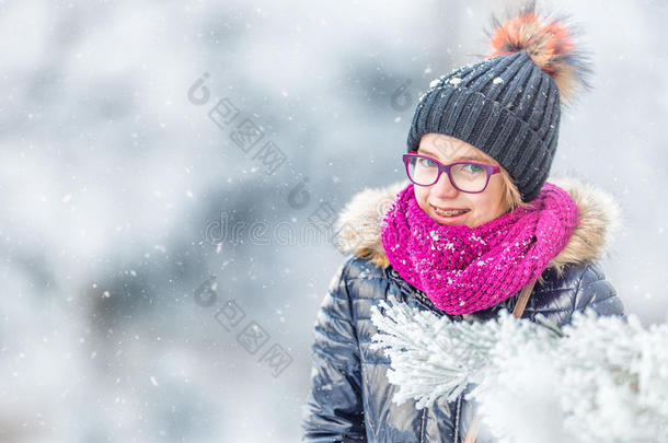 美丽<strong>的冬天</strong>女孩在<strong>寒冷的冬天</strong>公园或户外吹雪。 女孩和<strong>冬天寒冷的</strong>天气