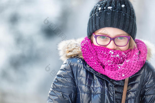 美丽<strong>的冬天</strong>女孩在<strong>寒冷的冬天</strong>公园或户外吹雪。 女孩和<strong>冬天寒冷的</strong>天气