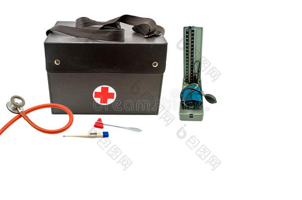 关闭家庭电话，医生`的包和设备，用于健康检查，老式血压监测工具或压力计