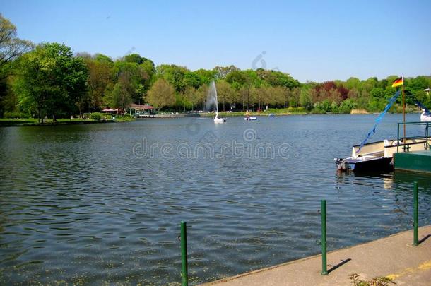 欧洲夏季阳光景观，具有城市环境、游憩、绿色植被等湖泊前景