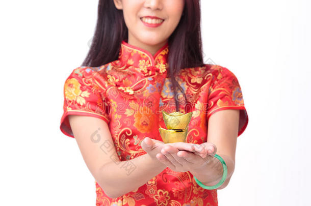 中国女人拿着金锭过年