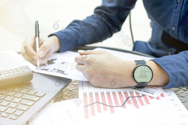 商人分析财务报告图2017年趋势预测计划户外场所使用智能手表通知时间表会议