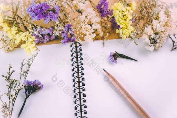 花开放在空白笔记本上