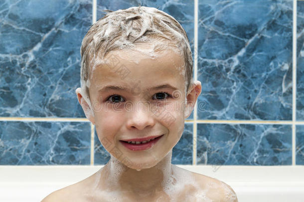 可爱的小男孩用洗发水肥皂在<strong>洗头发</strong>上洗澡。 CL