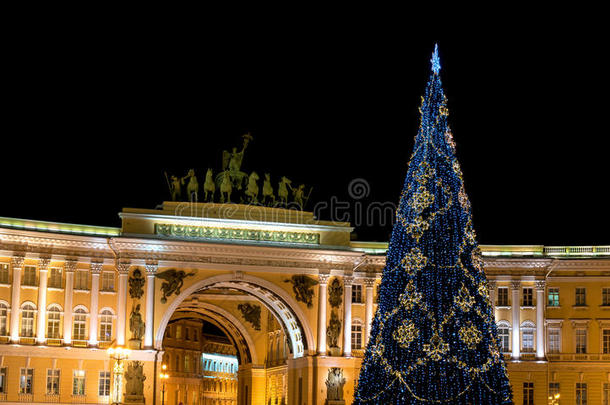 圣诞树的<strong>背景</strong>是<strong>宫殿</strong>广场上总参谋部的拱门。 圣彼得堡，俄罗斯。