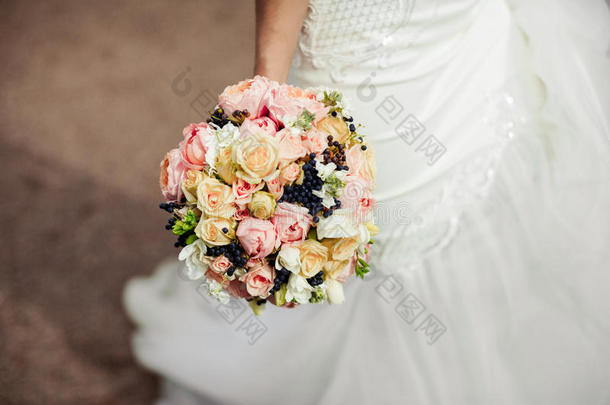美丽的温柔的<strong>婚礼</strong>花束玫瑰和<strong>定制</strong>的鲜花在手