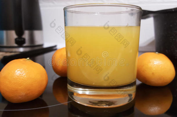 新鲜健康的橘子鲜汁
