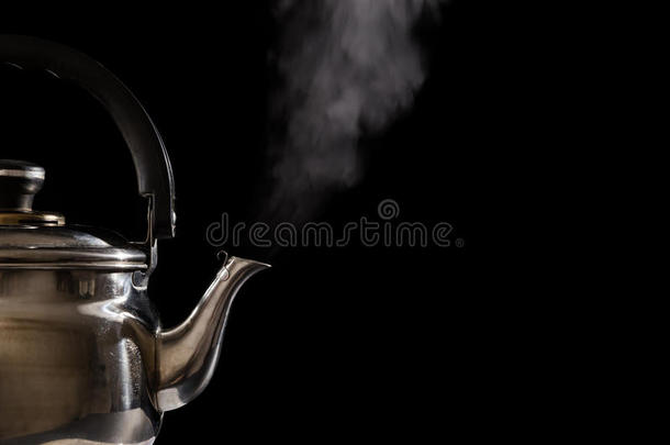 黑色背景下沸腾茶壶中蒸汽的特写