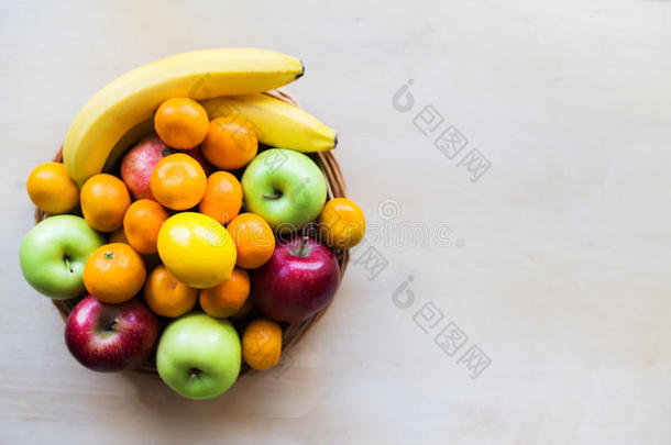 木制背景下五颜六色的新鲜水果。 健康的生活方式概念。