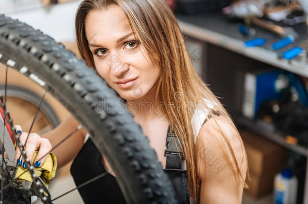 <strong>勤奋</strong>的女机械师在车库里擦燃料油