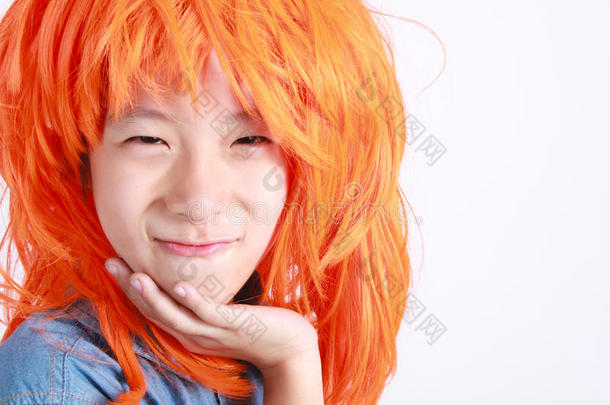 有橙色头发的有趣男孩。