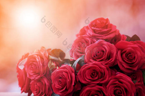 关闭美丽的红色玫瑰花束与发光的光背景情人节和爱情主题