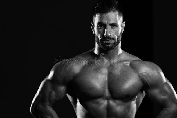 肌肉发达的男子在健身房里伸展肌肉