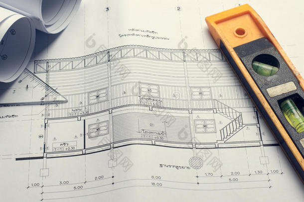 建筑蓝图和蓝图卷和工作台上的绘图仪器