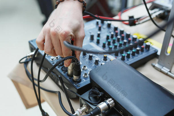 DJ连接事件或聚会的声音设备。