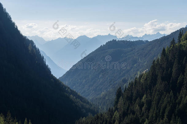 阿尔卑斯山奥地利秋天蓝色缆车