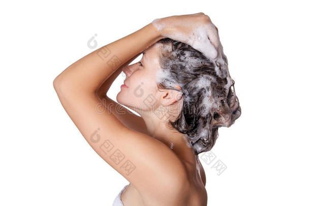 美丽的女人洗澡<strong>洗头发</strong>。 用洗发水<strong>洗头发</strong>。