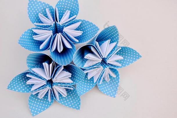 蓝色折纸花由波尔卡虚线纸制成。