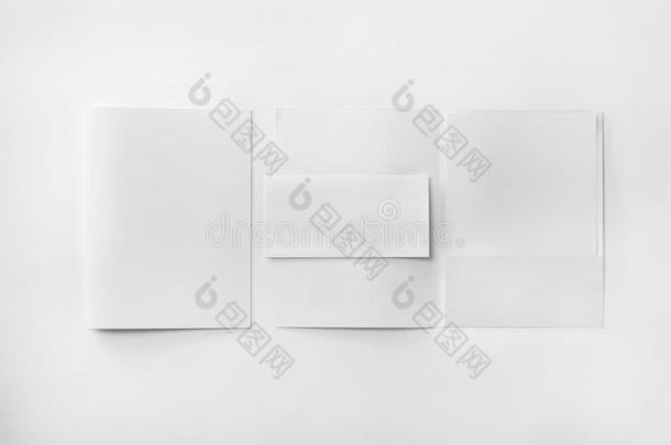 企业文具设置模型。 两个演示文件夹，信封和信笺在白色纹理纸背景。