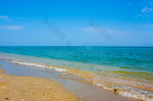 亚得里亚海海岸景观。 意大利海滨，夏季沙滩，地平线上有云。