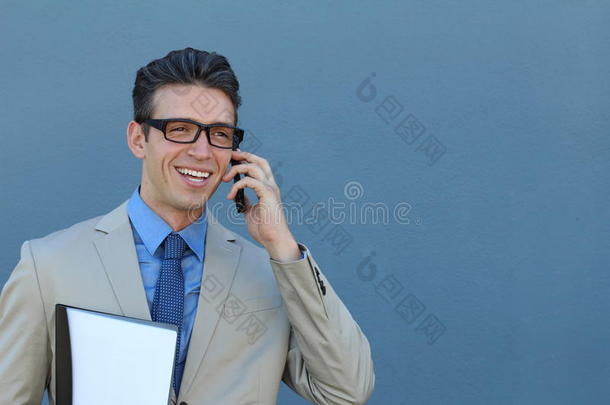 特写照片，笑的年轻商人戴着眼镜，张大嘴巴在户外用手机说话