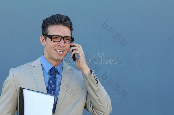 特写照片，笑的年轻商人戴着眼镜，张<strong>大嘴巴</strong>在户外用手机说话