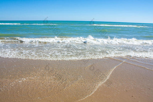 亚得里亚海海岸景观。 意大利海滨，夏季沙滩，地平线上有云。