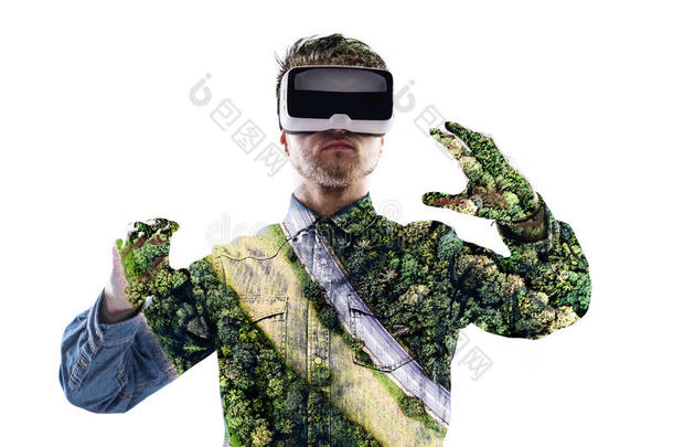 双重暴露。 戴着虚拟现实护目镜的男人。 森林。 t