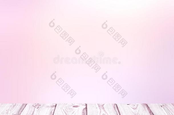 模糊的淡<strong>粉色</strong>背景和浅<strong>粉色</strong>的空木桌。迷人的空白背景。