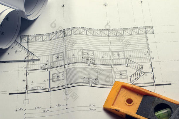 建筑蓝图和蓝图卷和工作台上的绘图仪器