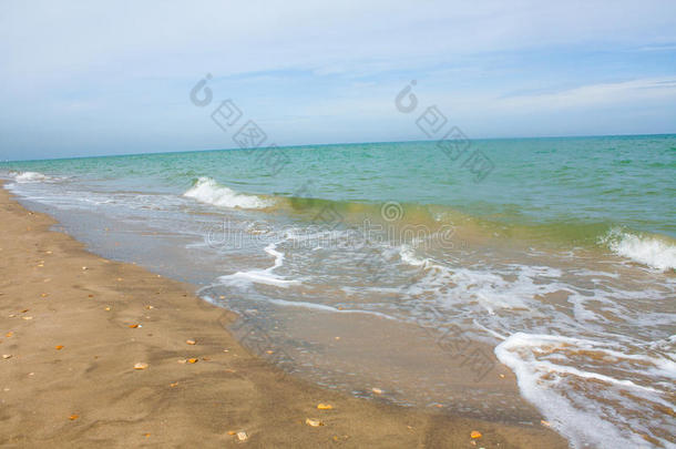 亚得里亚海海岸景观。 意大利海滨，夏季沙滩，地平线上有云。