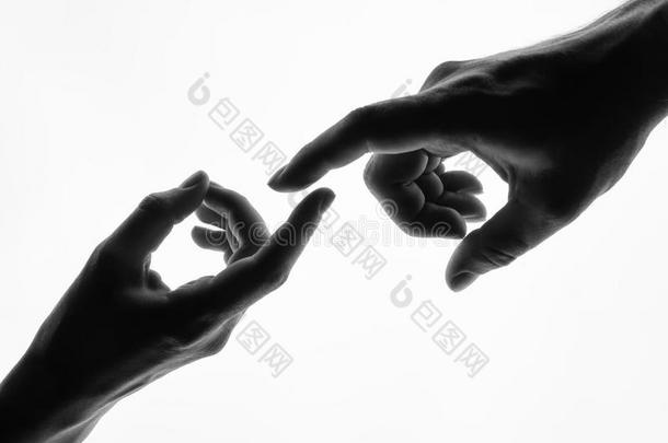 手指触摸手剪影，男人，女人，感觉爱。 黑白<strong>照片</strong>