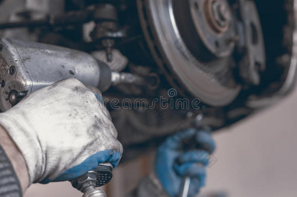 汽车<strong>维修服务</strong>中汽车机械师的手。