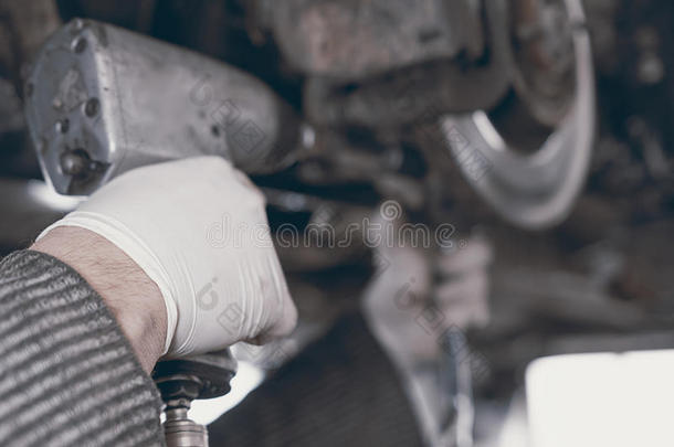汽车维修服务中汽车机械师的手。