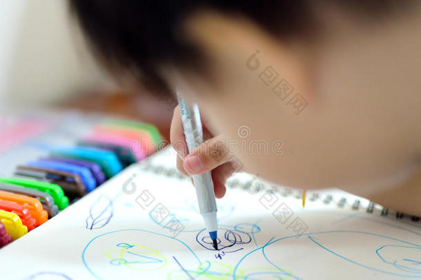 特写婴儿绘画与彩色笔