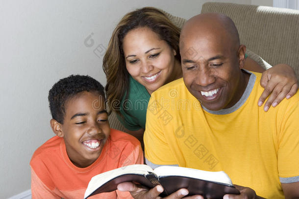 美国黑人多文化家庭阅读圣经。