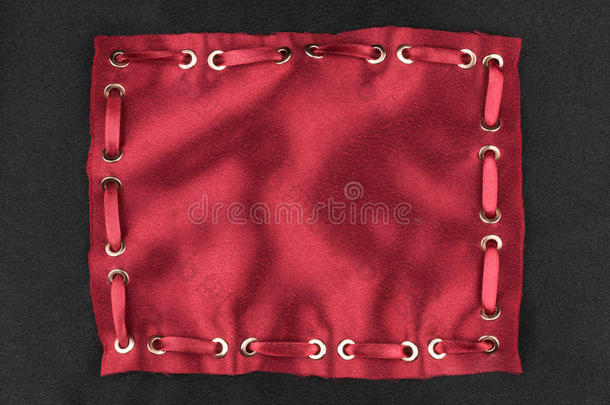 框架由红色丝绸与插入红色缎带，在黑色丝绸背景。