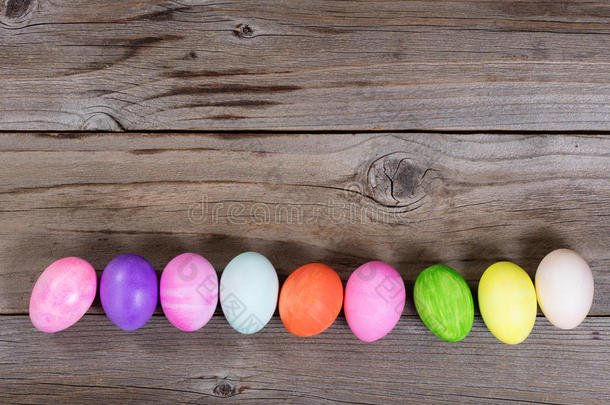 复活节假期的彩色鸡蛋在乡村形成较低的边界