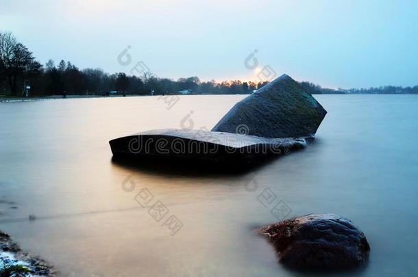 在日落和降雪之前，Einfelder看到了Einfeld湖