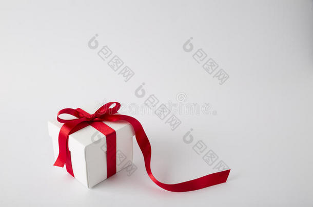 白色背景上的礼品盒。 红色丝带。 情人节礼物。 。
