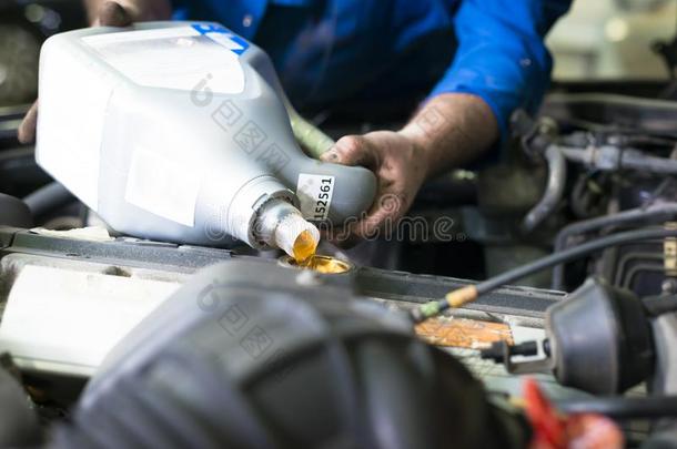 汽车维修，机油和过滤器更换
