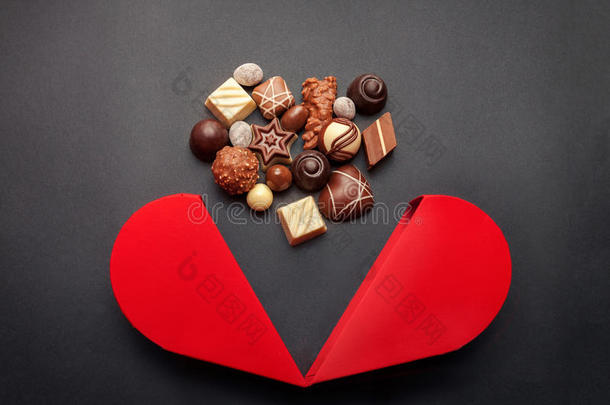 巧克力果脯和红色心形盒子与情人节