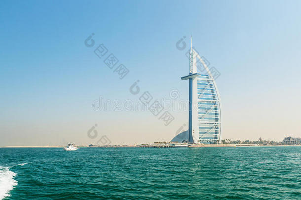 迪拜朱美拉海滩阿拉伯酒店，现代建筑，豪华海滩度假村，暑假和旅游概念