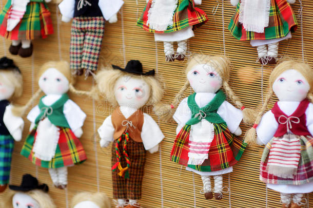 可爱的手工布娃娃娃娃出售在复活节市场在维尔纽斯，立陶宛