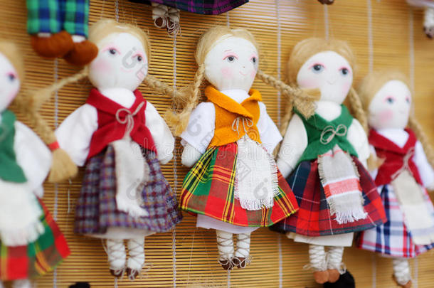 可爱的手工布娃娃娃娃出售在复活节市场在维尔纽斯，立陶宛
