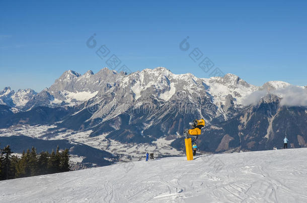 冬天白雪覆盖的山脉和滑雪坡的美丽景色