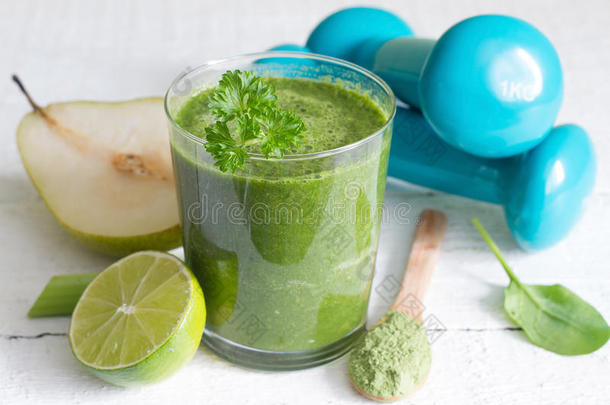 绿色冰沙和哑铃健康饮食生活方式