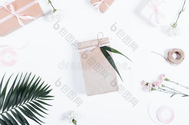 节日构图：带丝带的盒子，带礼物的纸袋